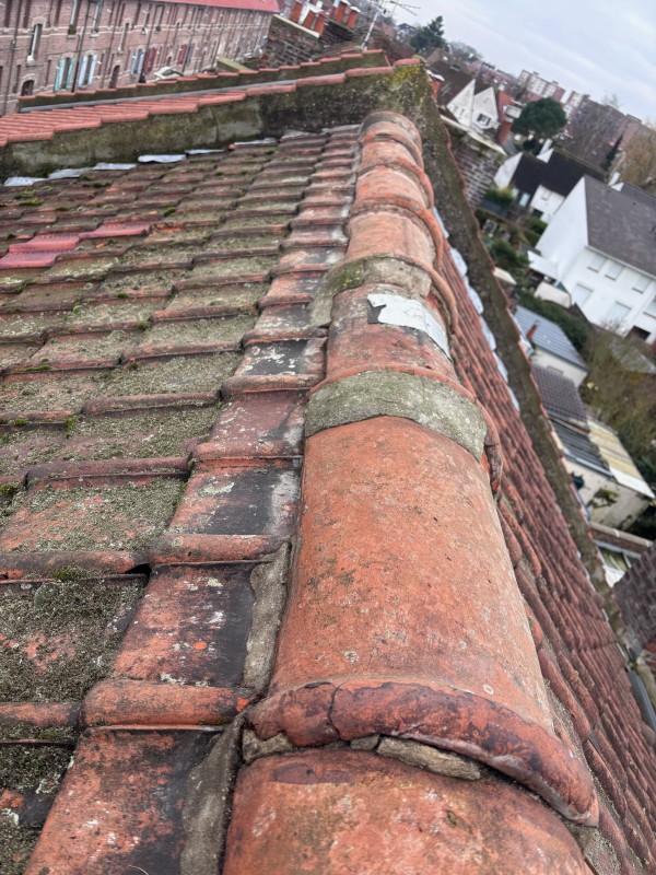 Cimentage et rénovation complète des faîtières de toiture avec dépose de l’ancien mortier à Mons-en-Barœul