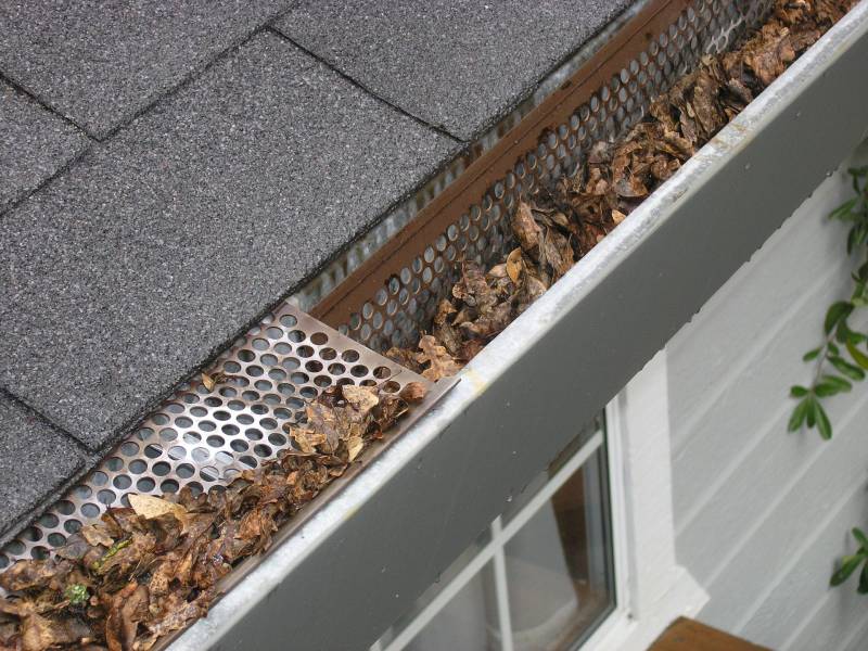 Acheter une protection de gouttière efficace contre les feuilles mortes pour éviter les débordements lors des orages fréquents dans le secteur de Cambrai.