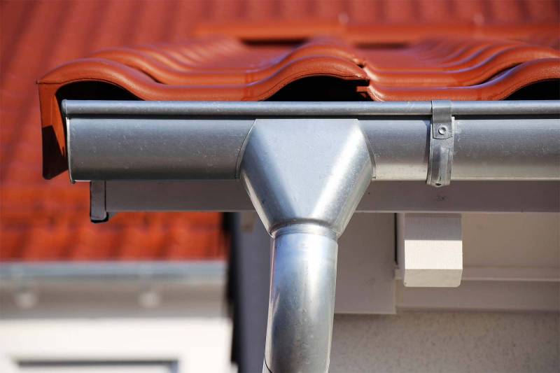 Pose de zinguerie avec remplacement de chêneaux en zinc pour habitations à Lille