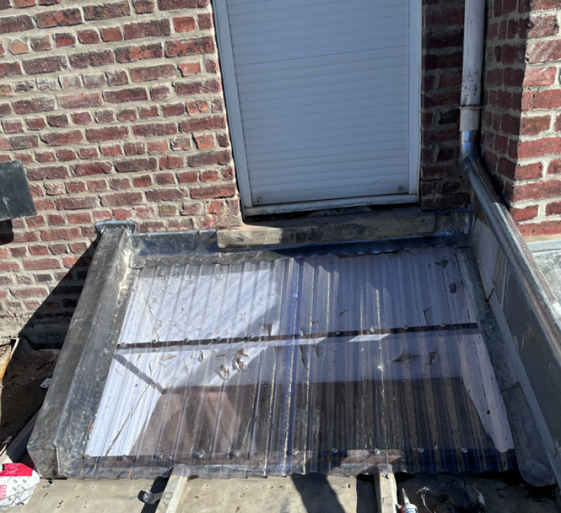 Remplacement de plaques translucides et bande d'étanchéité sur toiture de terrasse à Lille – Travaux d’étanchéité