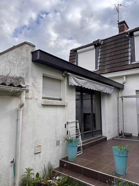 Pose de cache moineau en PVC anthracite RAL 7016 et remplacement de bois de rive sur avancée de toiture à Douai 59500 dans le Nord