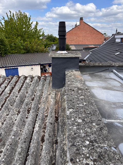 Réparation de cheminée avec enduit au mortier hydrofuge Cantillana et résine d’étanchéité gris anthracite à Tourcoing