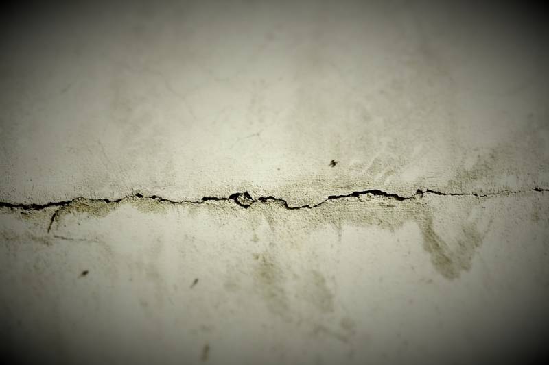 Reprise de fissures sur façade avec application d'enduits traditionnels à Lille