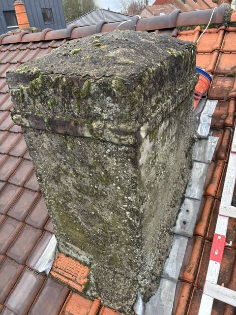 Démolition d’une cheminée en brique et rénovation de toiture avec tuiles monopole rouge à Lille et dans le Nord