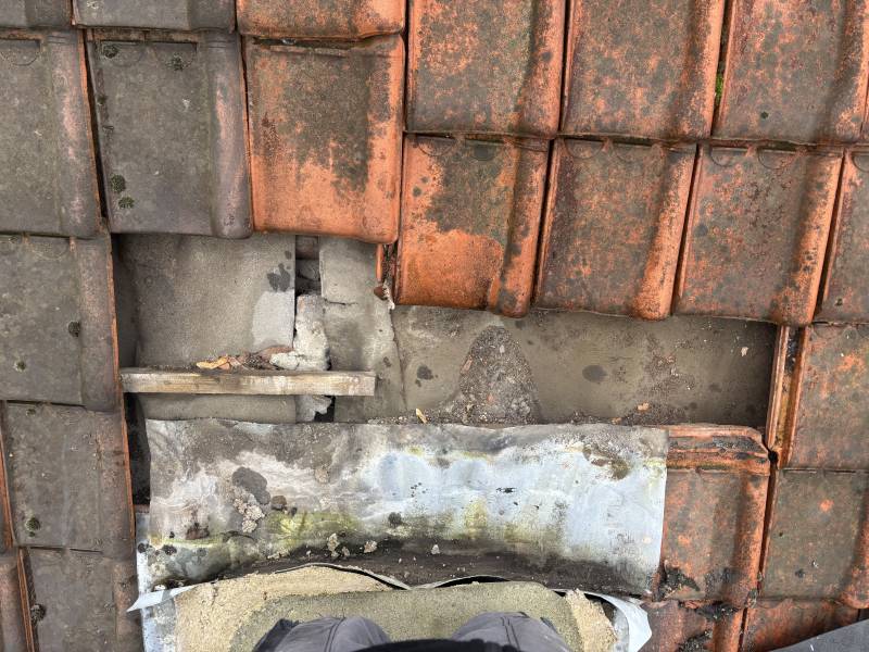 Réfection d’abergement de cheminée en zinc avec reprise d’étanchéité aluminium sur toiture à Roubaix 59100