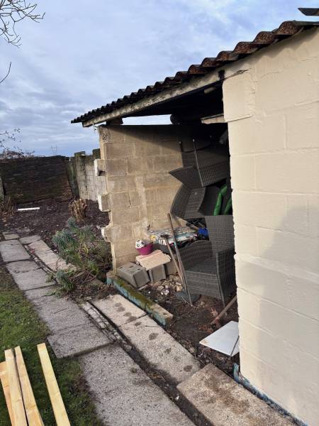 Pose de porte métallique et bardage tôle sur abri de jardin en parpaing à Lille – Réfection façade extérieure