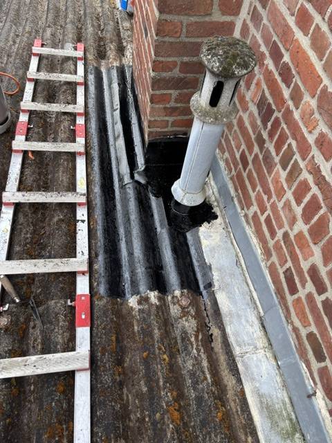 Réfection de l’étanchéité d’une souche de cheminée avec bande Paxalu Soprema à Loos – Solution contre infiltration toiture ancienne