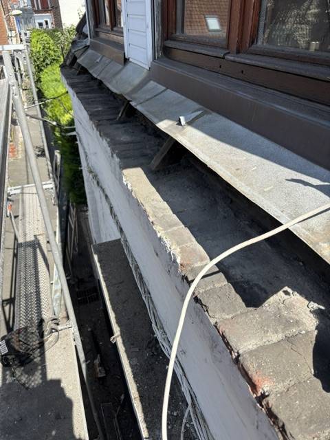 Installation de gouttières en aluminium laqué avec raccordement aux descentes à Tourcoing dans les Hauts-de-France