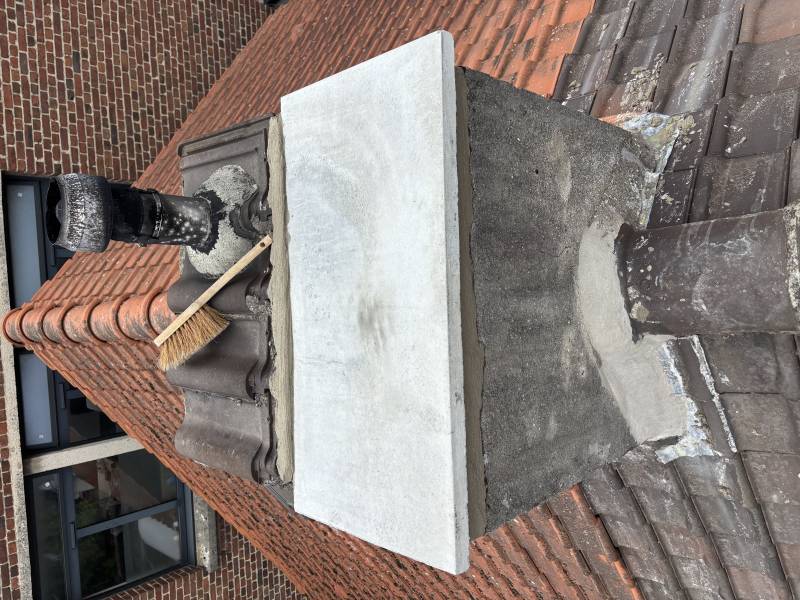 Réparation de cheminée ancienne avec scellement d’une plaque béton 2 cm d’épaisseur au mortier à Cambrai 59400 dans le Nord